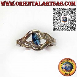 Anello in argento 925 con zaffiro blu a navetta e zirconi su montatura ondulata