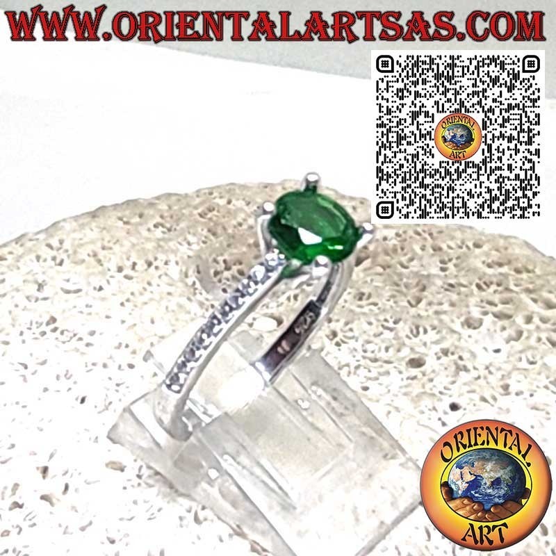 Anillo de Plata 925 con Esmeralda Sintética Redonda Solitaria y Circonitas Laterales