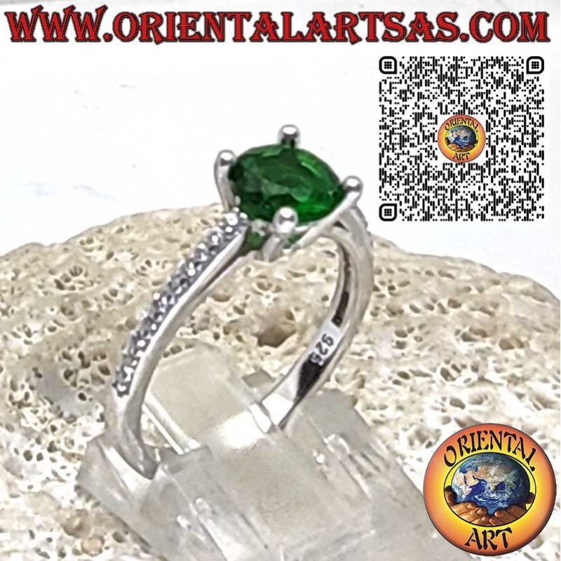 Anello in Argento 925 con Smeraldo Sintetico Tondo Solitario e Zirconi Laterali