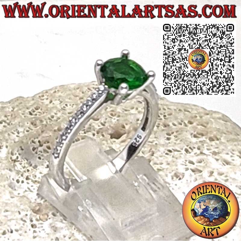 Anello in Argento 925 con Smeraldo Sintetico Tondo Solitario e Zirconi Laterali