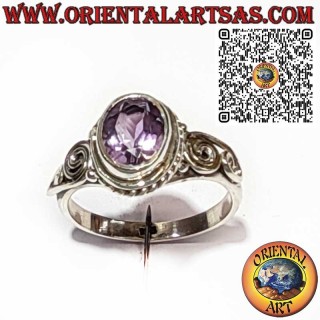 Silberring mit ovalem Amethyst und Flechtdesign.