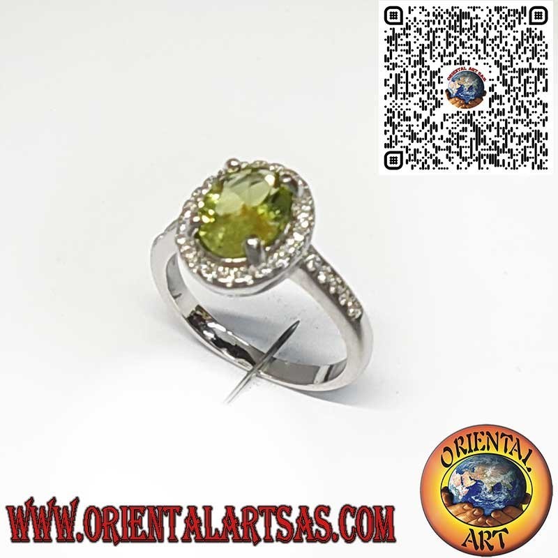 Anello in Argento 925 con Peridoto Naturale Ovale Contornato da Zirconi
