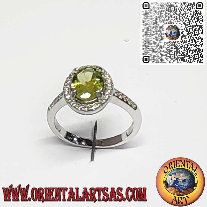 Anello in Argento 925 con Peridoto Naturale Ovale Contornato da Zirconi
