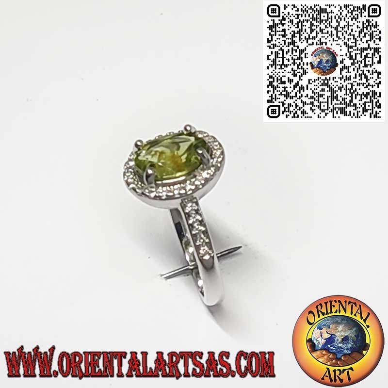 Anillo de Plata 925 con Peridoto Natural Ovalado Rodeado de Circonitas