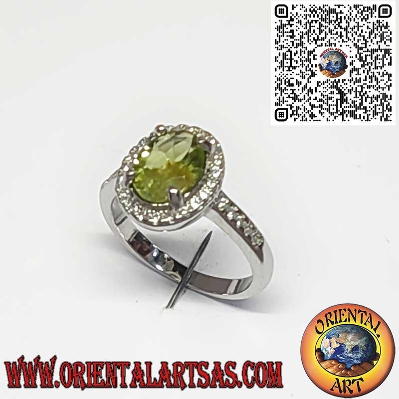 Anillo de Plata 925 con Peridoto Natural Ovalado Rodeado de Circonitas