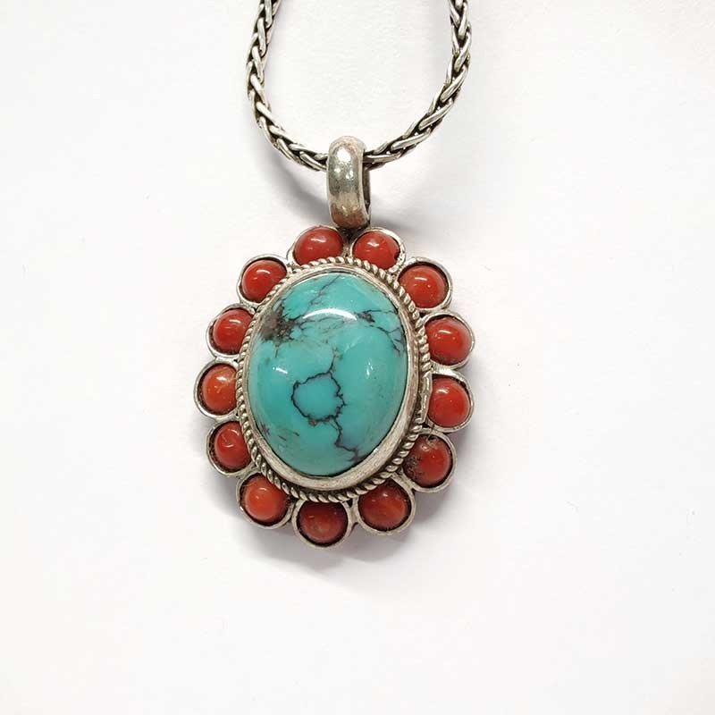 Silberanhänger mit ovalem natürlichem tibetischem Türkis und 13 Korallen