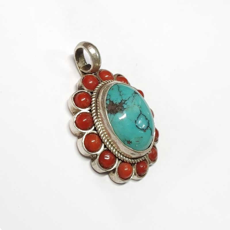 Colgante de plata con turquesa tibetana natural ovalada y 13 corales