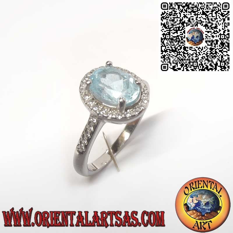 925er Silberring mit Natürlichem Ovalem Blauen Topas und Zirkonia-Rahmen