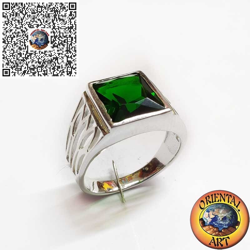Anello da Uomo in Argento 925 con Smeraldo Sintetico Rettangolare – Intagli Laterali Artigianali