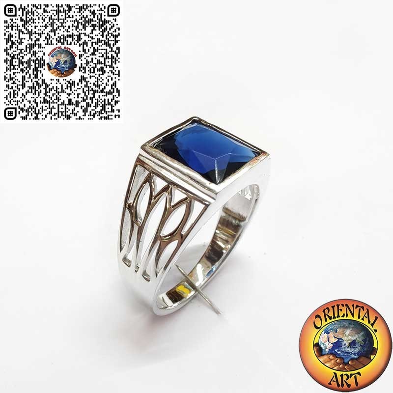 Herrenring aus 925er Silber mit rechteckigem synthetischem Saphir und handgearbeiteten Gravuren