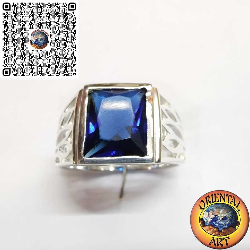 Herrenring aus 925er Silber mit rechteckigem synthetischem Saphir und handgearbeiteten Gravuren