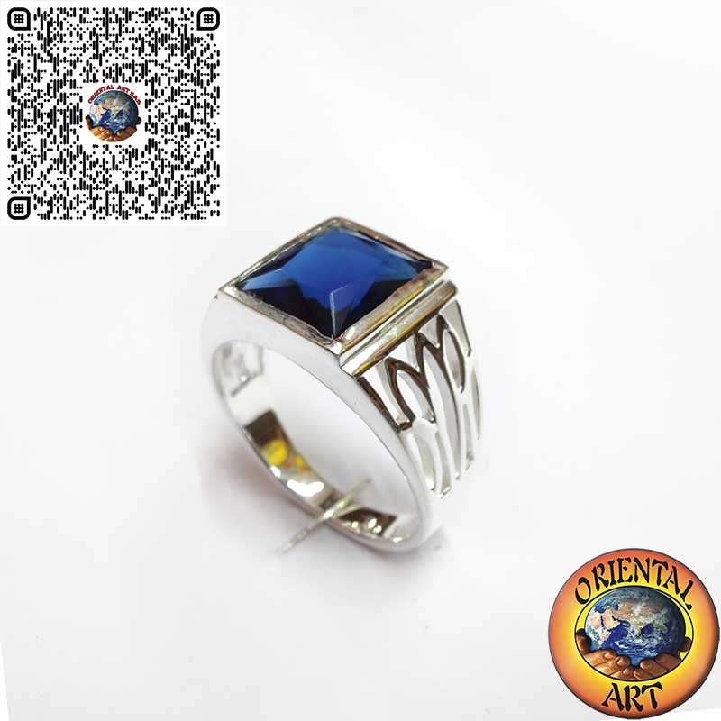 Anello da Uomo in Argento 925 con Zaffiro Sintetico Rettangolare e Intagli Artigianali