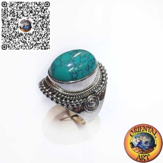 Silberring mit großem ovalem Türkis-Cabochon und geflochtenem Rand.