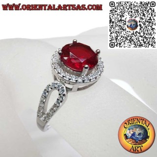 Anello in Argento 925 con Rubino Sintetico Tondo e Halo di Zirconi