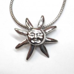Ciondolo in argento liscio a forma di sole con raggi e volto