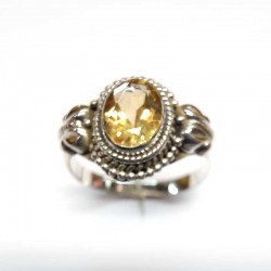 Anillo de plata 925 con topacio amarillo ovalado y esfera con decoraciones laterales