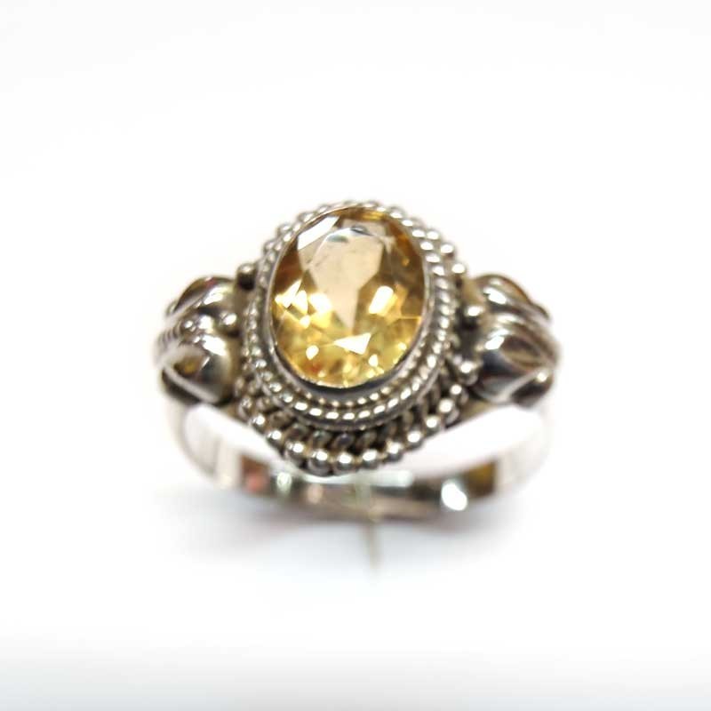 Ring aus 925er Silber mit ovalem gelbem Topas und Kugelumriss sowie seitlichen Verzierungen