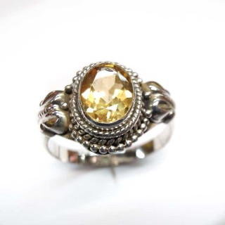 Ring aus 925er Silber mit ovalem gelbem Topas und Kugelumriss sowie seitlichen Verzierungen