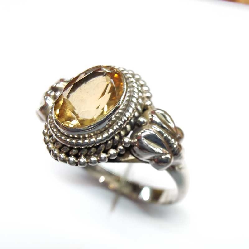 Anello in argento con Topazio Giallo Ovale naturale e Decori Laterali