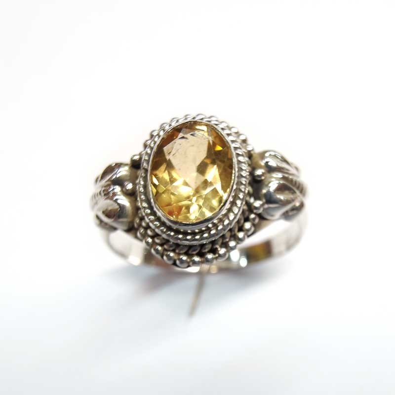 Anello in argento con Topazio Giallo Ovale naturale e Decori Laterali