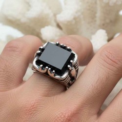 Anello in argento con onice rettangolare e scorpione ad altorilievo sui lati