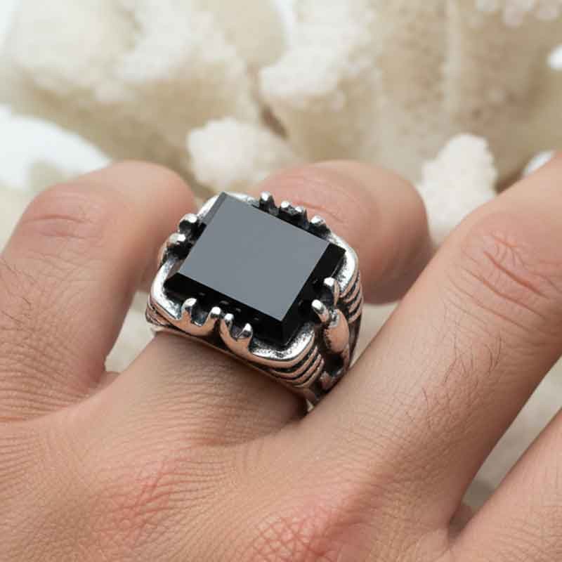 Anello in argento con onice rettangolare e scorpione ad altorilievo sui lati