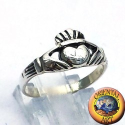 Anello Claddagh in argento 925 brunito con dettaglio di mani che stringono un cuore incoronato.