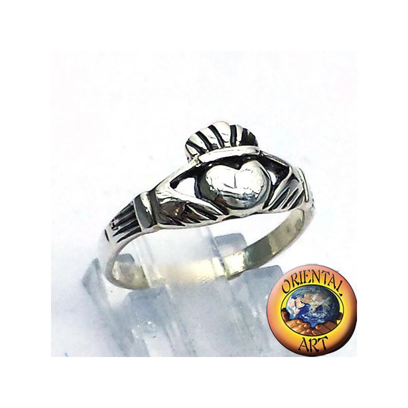 Anillo Claddagh de plata 925 con diseño de corazón coronado y manos laterales.