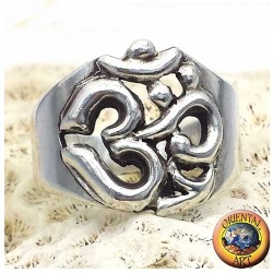 Ring aus 925 Sterling Silber mit dem heiligen OM-Symbol in durchbrochenem Design.
