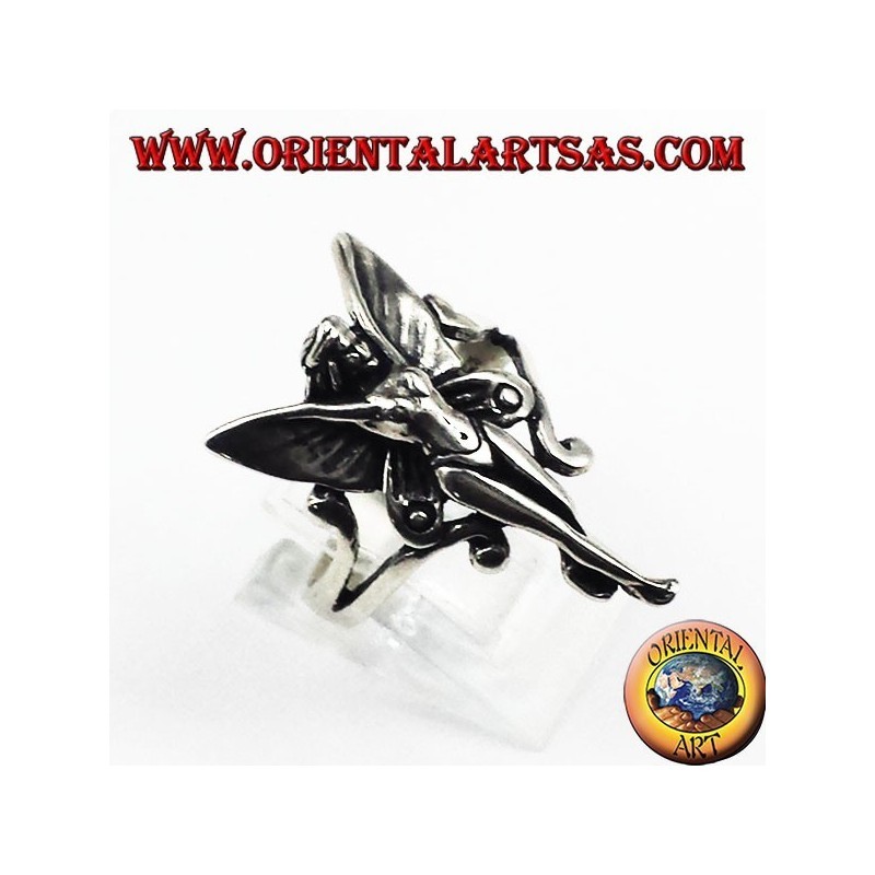 Ring aus 925er Sterlingsilber mit dem Motiv einer geflügelten Fee, Symbol für Schutz und Magie.