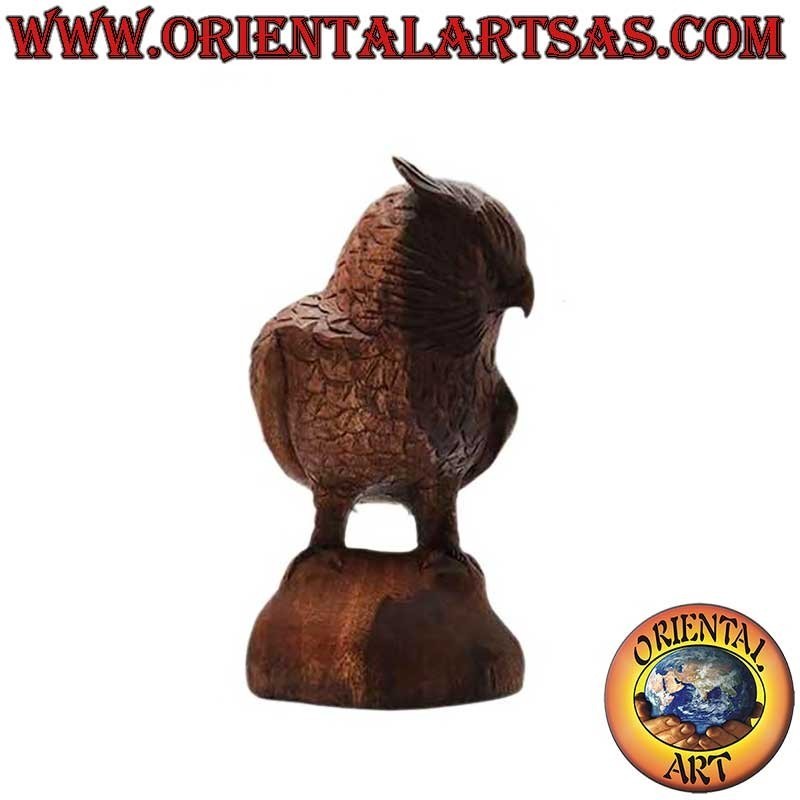 Sculpture d'un hibou grand-duc debout sur ses pattes sculptée à la main dans du bois de suar 21 cm