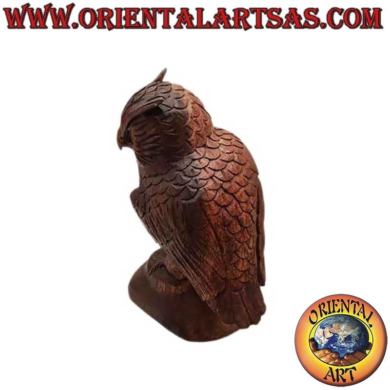 Escultura de un búho real de pie sobre sus patas tallada a mano en madera de suar de 21 cm.