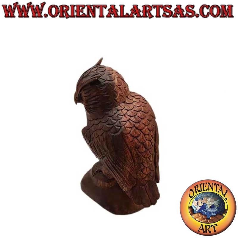 Sculpture d'un hibou grand-duc debout sur ses pattes sculptée à la main dans du bois de suar 21 cm