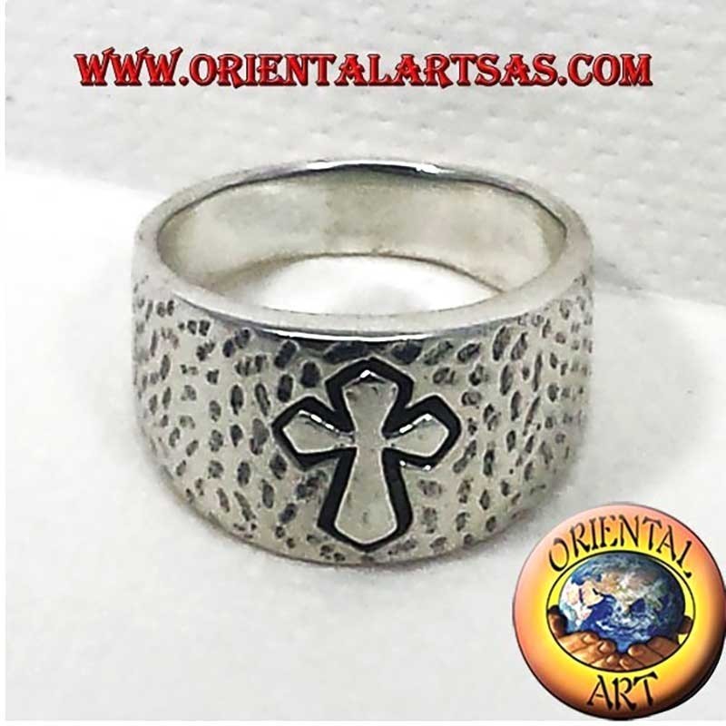 Anello a Fascia Martellata in Argento 925 con Croce ad Alto Rilievo