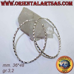 Créoles ovales en argent 925 avec section carrée torsadée, design moderne et lumineux.