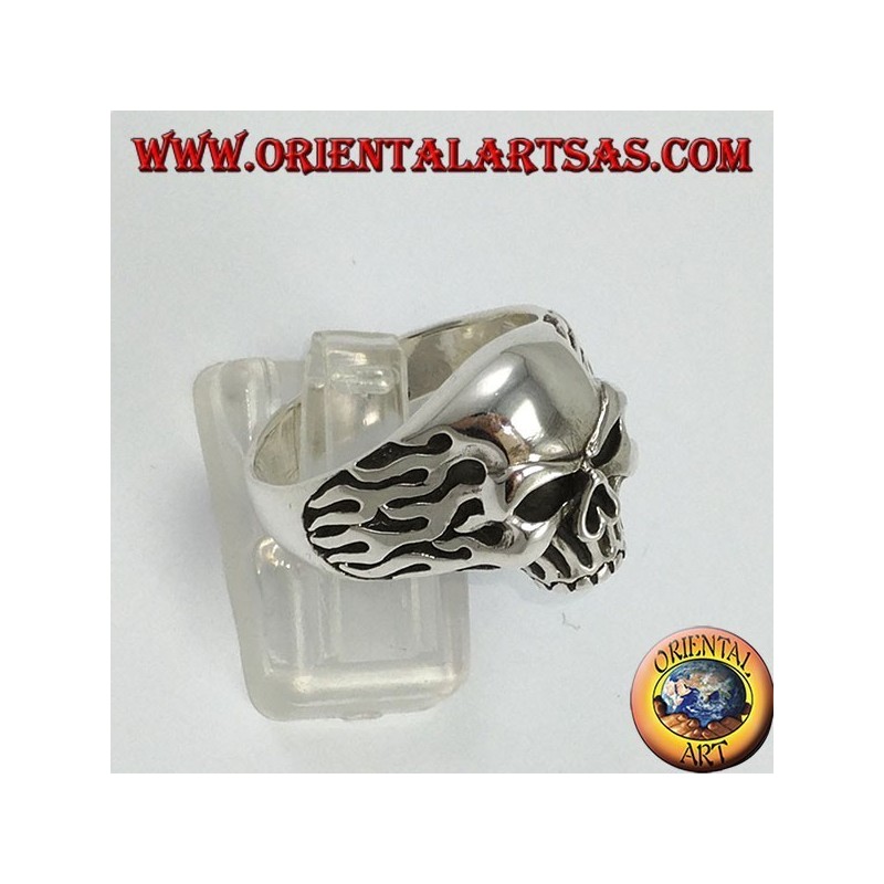 Anillo de plata, Cráneo con fuego