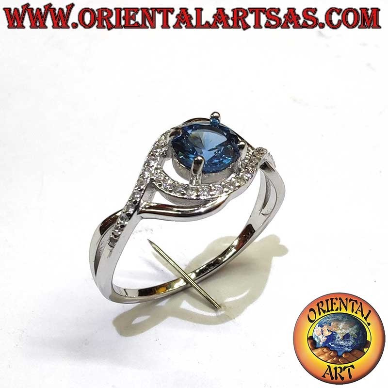 Anello in Argento con Zaffiro Tondo e Contorno Asimmetrico di Zirconi