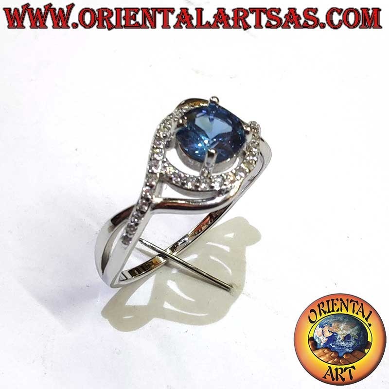 Anello in Argento con Zaffiro Tondo e Contorno Asimmetrico di Zirconi