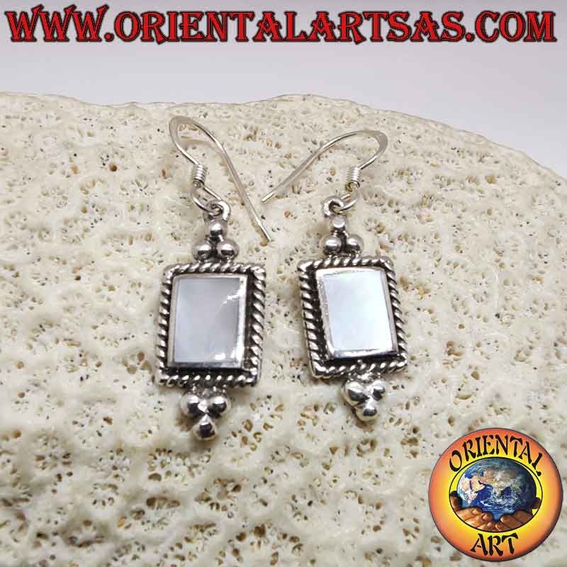 Boucles oreilles pendantes argent 925 – Nacré rectangulaire 6x8 mm – Cadre tressé – Trois perles en haut et trois en bas