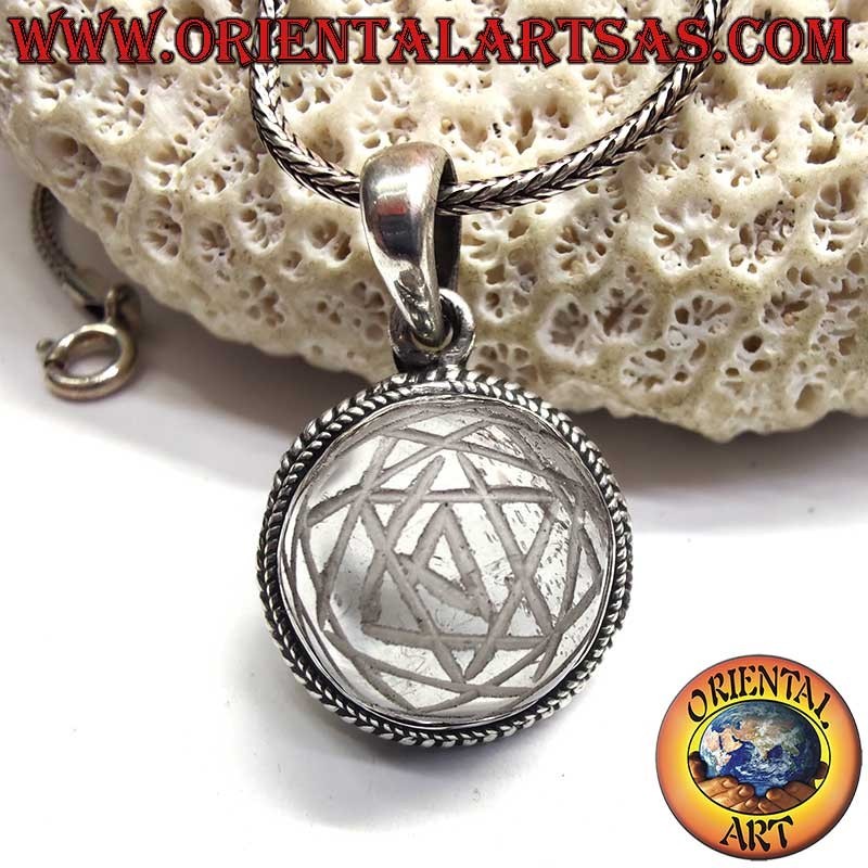 Colgante de plata con Sri Yantra grabado en cristal de roca de Ø 17 mm