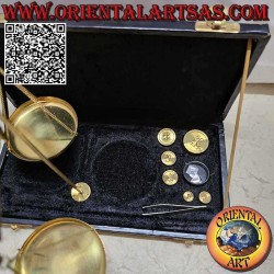 Ancienne petite balance pour bijoux ou apothicaire en laiton antique avec étui en velours et petits poids
