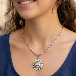 Colgante de plata sol y cara en forma hecho a mano en Nepal 28 mm.Ø
