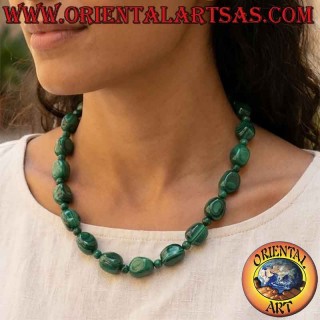 Collier en malachite naturelle avec des galets alternant avec de petites sphères