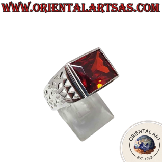 Anello uomo in argento 925 con granato rettangolare e intagli geometrici