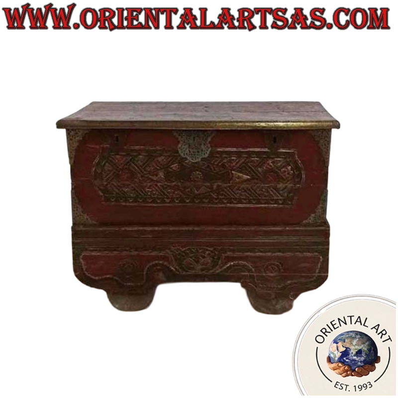 Cassapanca antica con ruote, bordeaux e oro con decorazioni a bassorilievo e inserti in ottone in legno di teak
