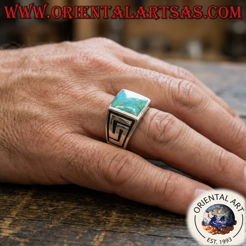 Anillo de plata con turquesa natural cuadrada y laberinto en los lados.