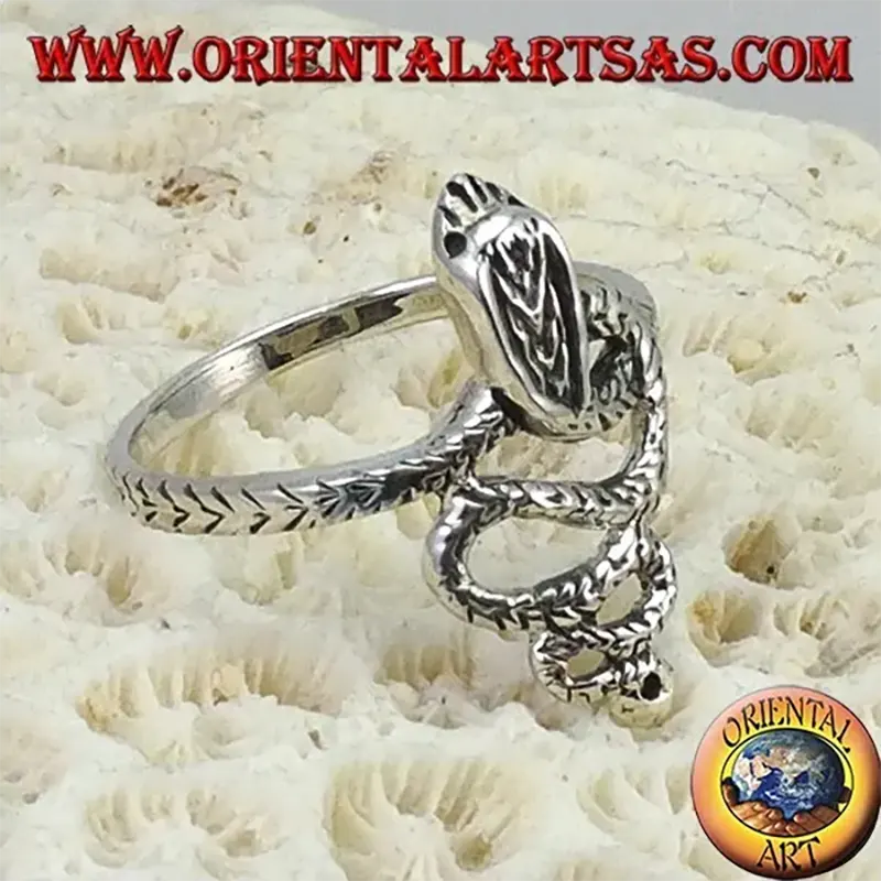 anello a forma serpente cobra che realizzato in argento 925 e rifinito a mano
