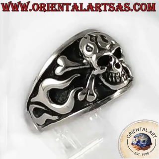 Anello a fascia crescente in argento 925 con teschio pirata e fiamme in altorilievo – Altezza 17 mm – Peso 14 gr