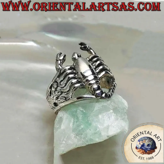 Anillo ancho de plata 925 con forma de escorpión en relieve de cuerpo liso abombado y calados