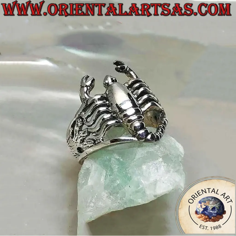 Anello a fascia in argento 925 a forma di scorpione con corpo liscio bombato e laterali traforati